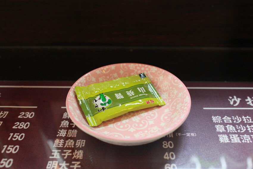 台南市中西區吃。台南市｜中西區。「立吞壽司」友愛市場人氣日本料理攤位，6貫鮭魚握壽司只要賣150元，物價飛漲時代還是