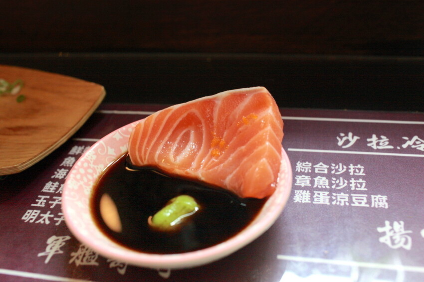 台南市中西區吃。台南市｜中西區。「立吞壽司」友愛市場人氣日本料理攤位，6貫鮭魚握壽司只要賣150元，物價飛漲時代還是