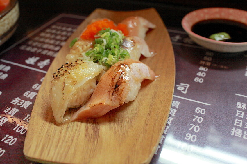 台南市中西區吃。台南市｜中西區。「立吞壽司」友愛市場人氣日本料理攤位，6貫鮭魚握壽司只要賣150元，物價飛漲時代還是