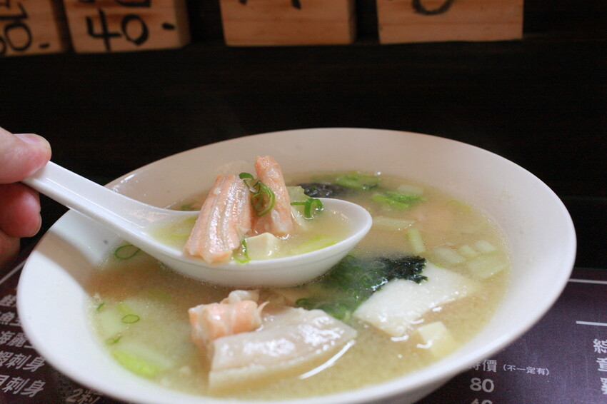 台南市中西區吃。台南市｜中西區。「立吞壽司」友愛市場人氣日本料理攤位，6貫鮭魚握壽司只要賣150元，物價飛漲時代還是