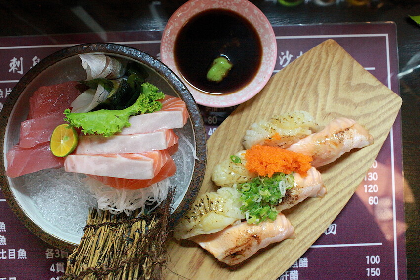 台南市中西區吃。台南市｜中西區。「立吞壽司」友愛市場人氣日本料理攤位，6貫鮭魚握壽司只要賣150元，物價飛漲時代還是