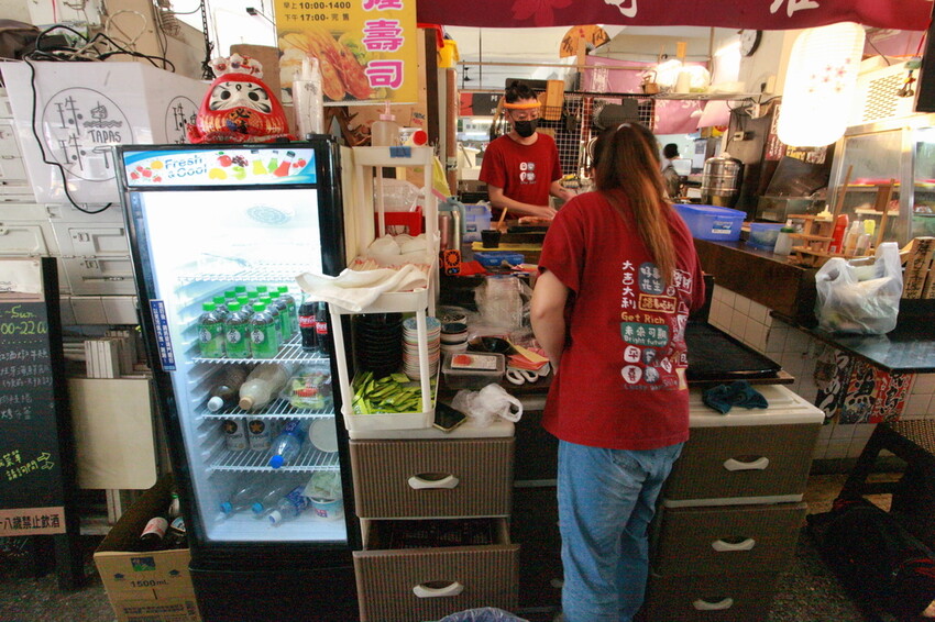 台南市中西區吃。台南市｜中西區。「立吞壽司」友愛市場人氣日本料理攤位，6貫鮭魚握壽司只要賣150元，物價飛漲時代還是