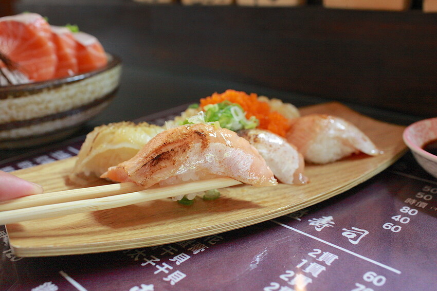 台南市中西區吃。台南市｜中西區。「立吞壽司」友愛市場人氣日本料理攤位，6貫鮭魚握壽司只要賣150元，物價飛漲時代還是