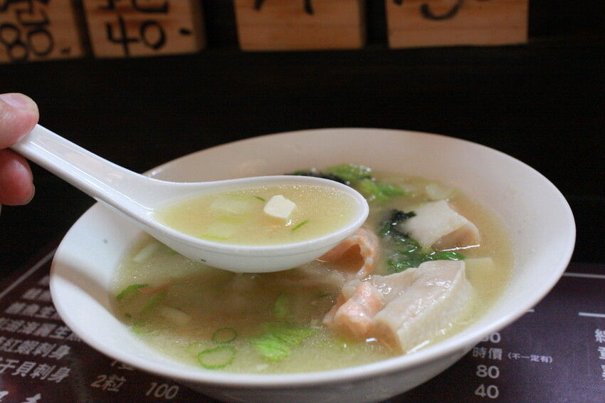 台南市中西區吃。台南市｜中西區。「立吞壽司」友愛市場人氣日本料理攤位，6貫鮭魚握壽司只要賣150元，物價飛漲時代還是