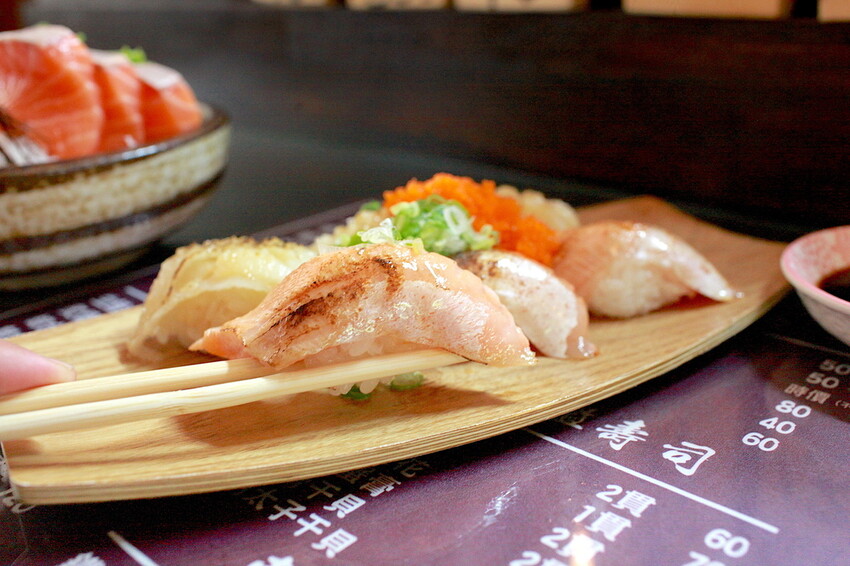 台南市中西區吃。台南市｜中西區。「立吞壽司」友愛市場人氣日本料理攤位，6貫鮭魚握壽司只要賣150元，物價飛漲時代還是