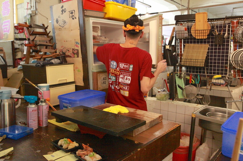 台南市中西區吃。台南市｜中西區。「立吞壽司」友愛市場人氣日本料理攤位，6貫鮭魚握壽司只要賣150元，物價飛漲時代還是