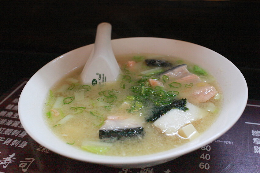 台南市中西區吃。台南市｜中西區。「立吞壽司」友愛市場人氣日本料理攤位，6貫鮭魚握壽司只要賣150元，物價飛漲時代還是