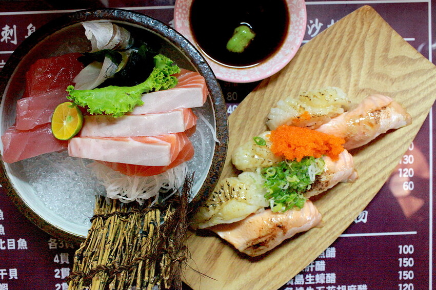 台南市中西區吃。台南市｜中西區。「立吞壽司」友愛市場人氣日本料理攤位，6貫鮭魚握壽司只要賣150元，物價飛漲時代還是