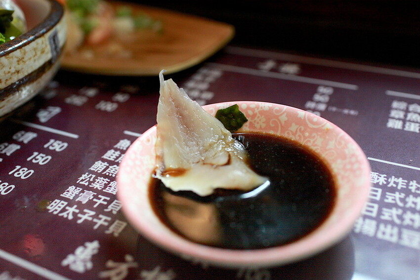 台南市中西區吃。台南市｜中西區。「立吞壽司」友愛市場人氣日本料理攤位，6貫鮭魚握壽司只要賣150元，物價飛漲時代還是