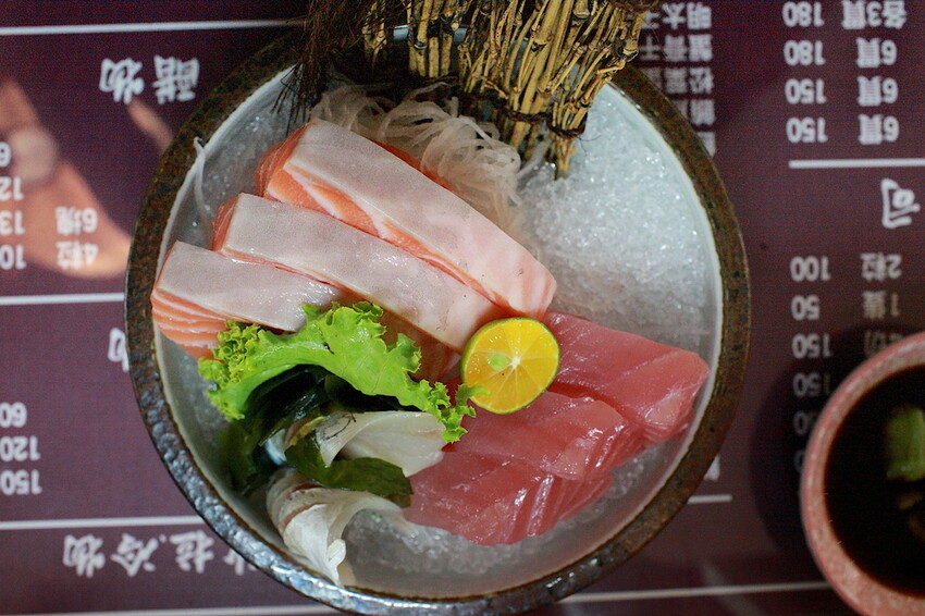 台南市中西區吃。台南市｜中西區。「立吞壽司」友愛市場人氣日本料理攤位，6貫鮭魚握壽司只要賣150元，物價飛漲時代還是