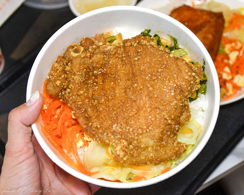 成立於1975年，龍山寺站知名的百年老店