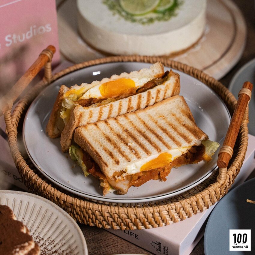 【基隆信義美食】初老咖啡|基隆廟口咖啡廳推薦!熱壓輕食滿滿餡料不手軟,享受巷弄裡的慢時光! | 別墅裡的 100 種味道