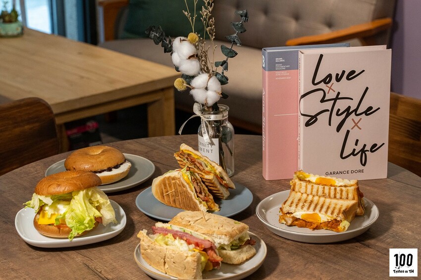 【基隆信義美食】初老咖啡|基隆廟口咖啡廳推薦!熱壓輕食滿滿餡料不手軟,享受巷弄裡的慢時光! | 別墅裡的 100 種味道