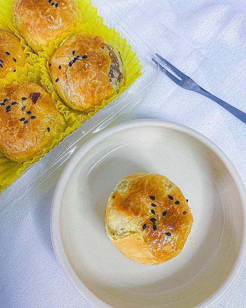 (彰化美食)紀家蛋黃酥 彰化蛋黃酥名店中秋節送禮伴手禮推薦 皮薄酥香 蛋黃濕潤口感好大顆!豆沙餡很香