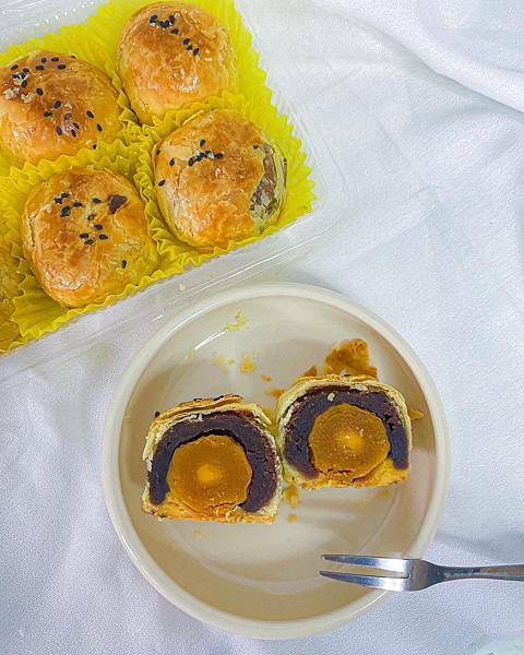 (彰化美食)紀家蛋黃酥 彰化蛋黃酥名店中秋節送禮伴手禮推薦 皮薄酥香 蛋黃濕潤口感好大顆!豆沙餡很香