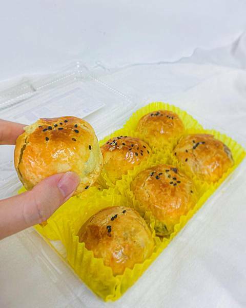 (彰化美食)紀家蛋黃酥 彰化蛋黃酥名店中秋節送禮伴手禮推薦 皮薄酥香 蛋黃濕潤口感好大顆!豆沙餡很香