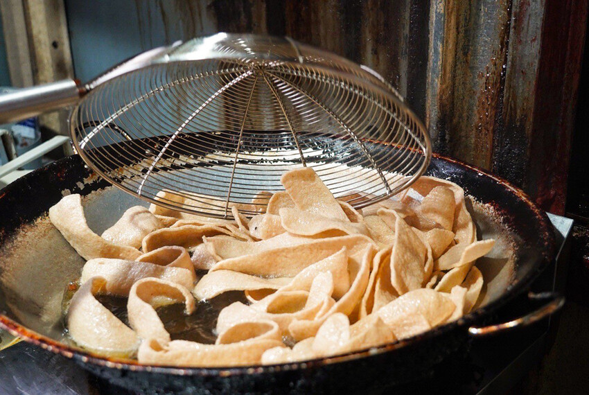 收到會感動蝦餅你買過嗎?傳承三代老街蝦餅!超酷能客製雷射雕刻~還有2024燈會限定禮盒