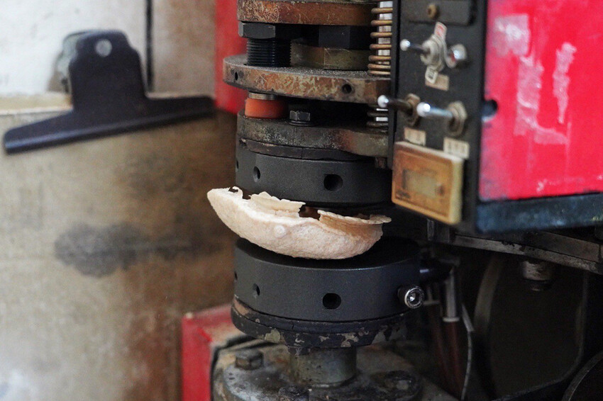 收到會感動蝦餅你買過嗎?傳承三代老街蝦餅!超酷能客製雷射雕刻~還有2024燈會限定禮盒