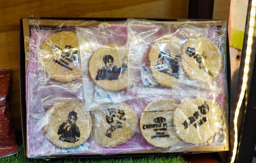 收到會感動蝦餅你買過嗎?傳承三代老街蝦餅!超酷能客製雷射雕刻~還有2024燈會限定禮盒