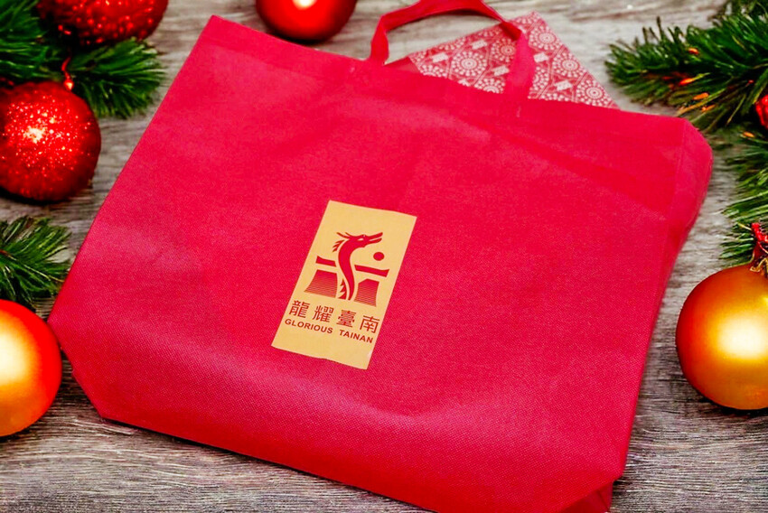 收到會感動蝦餅你買過嗎?傳承三代老街蝦餅!超酷能客製雷射雕刻~還有2024燈會限定禮盒