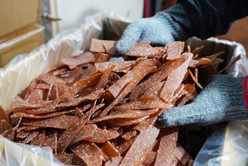 收到會感動蝦餅你買過嗎?傳承三代老街蝦餅!超酷能客製雷射雕刻~還有2024燈會限定禮盒