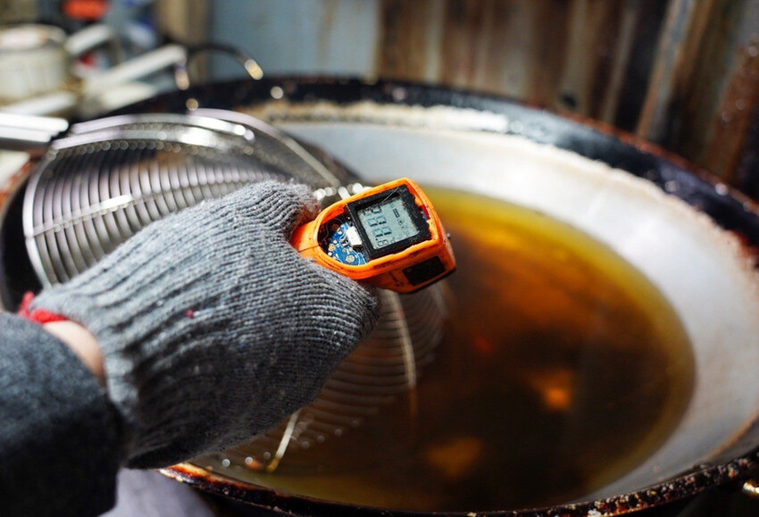 收到會感動蝦餅你買過嗎?傳承三代老街蝦餅!超酷能客製雷射雕刻~還有2024燈會限定禮盒