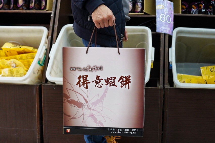 收到會感動蝦餅你買過嗎?傳承三代老街蝦餅!超酷能客製雷射雕刻~還有2024燈會限定禮盒