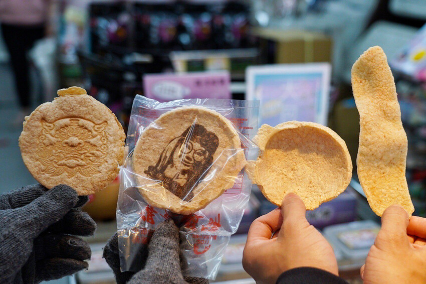 收到會感動蝦餅你買過嗎?傳承三代老街蝦餅!超酷能客製雷射雕刻~還有2024燈會限定禮盒