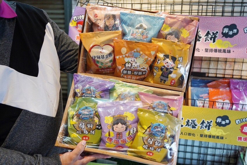 收到會感動蝦餅你買過嗎?傳承三代老街蝦餅!超酷能客製雷射雕刻~還有2024燈會限定禮盒