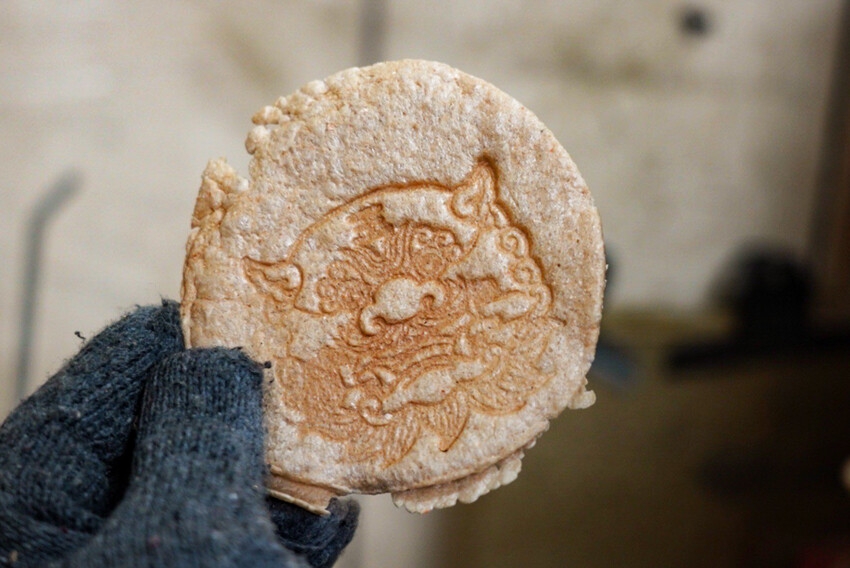 收到會感動蝦餅你買過嗎?傳承三代老街蝦餅!超酷能客製雷射雕刻~還有2024燈會限定禮盒