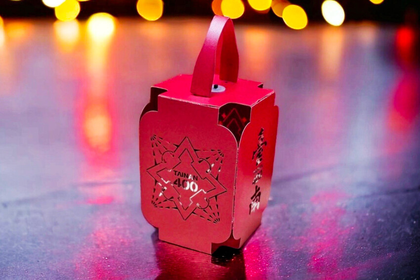 收到會感動蝦餅你買過嗎?傳承三代老街蝦餅!超酷能客製雷射雕刻~還有2024燈會限定禮盒