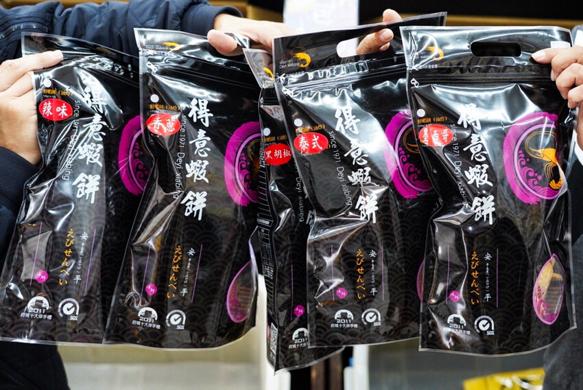 收到會感動蝦餅你買過嗎?傳承三代老街蝦餅!超酷能客製雷射雕刻~還有2024燈會限定禮盒