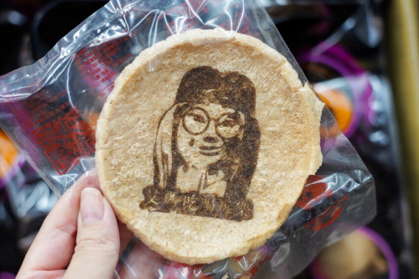 收到會感動蝦餅你買過嗎?傳承三代老街蝦餅!超酷能客製雷射雕刻~還有2024燈會限定禮盒