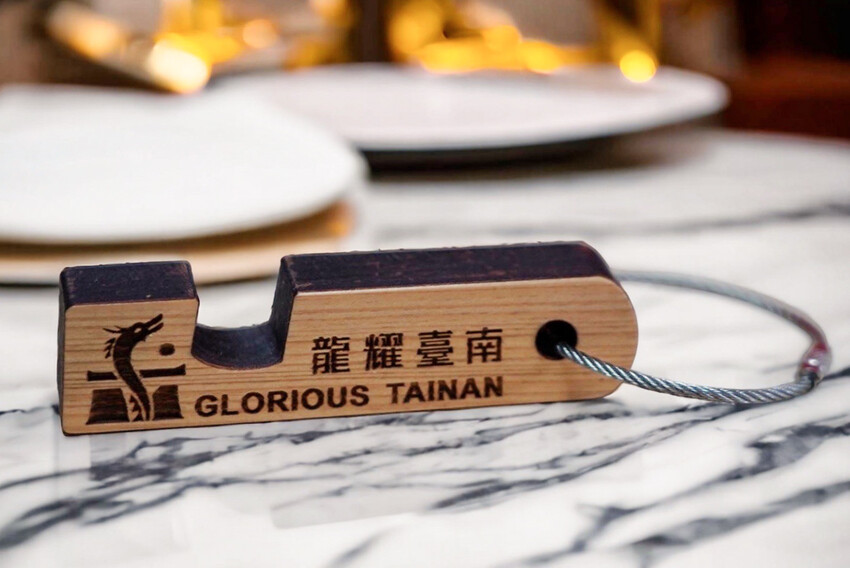 收到會感動蝦餅你買過嗎?傳承三代老街蝦餅!超酷能客製雷射雕刻~還有2024燈會限定禮盒