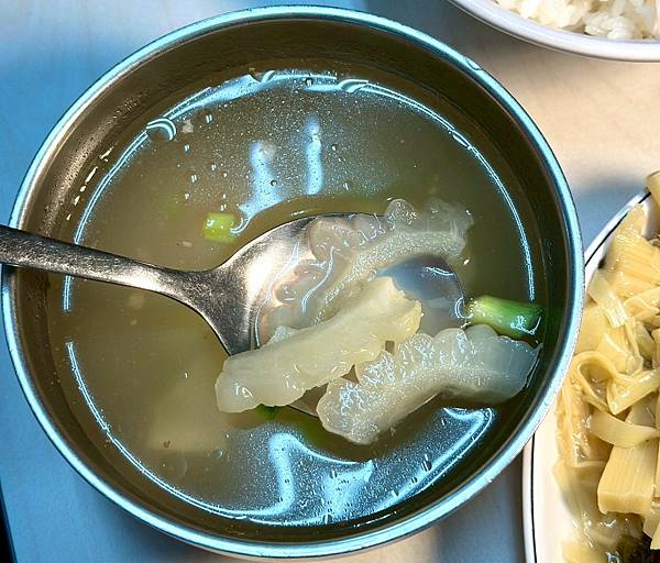 嘉義火雞肉飯推薦！阿里山火雞肉飯在地人吃到大，尬半熟荷包蛋內行吃法。