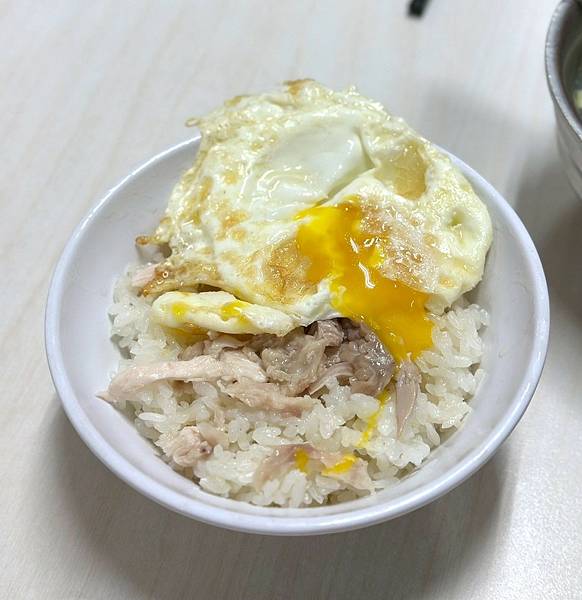 嘉義火雞肉飯推薦！阿里山火雞肉飯在地人吃到大，尬半熟荷包蛋內行吃法。