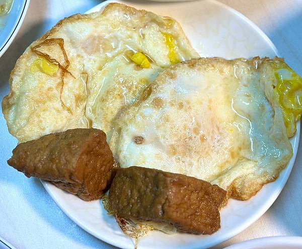 嘉義火雞肉飯推薦！阿里山火雞肉飯在地人吃到大，尬半熟荷包蛋內行吃法。