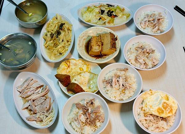 嘉義火雞肉飯推薦！阿里山火雞肉飯在地人吃到大，尬半熟荷包蛋內行吃法。