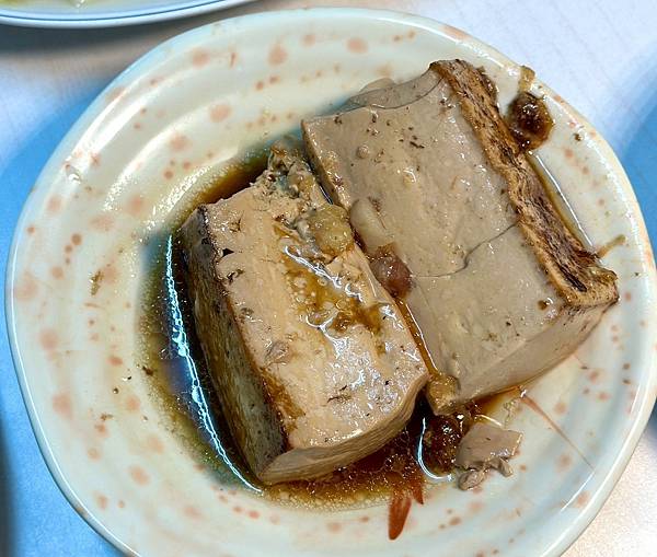 嘉義火雞肉飯推薦！阿里山火雞肉飯在地人吃到大，尬半熟荷包蛋內行吃法。