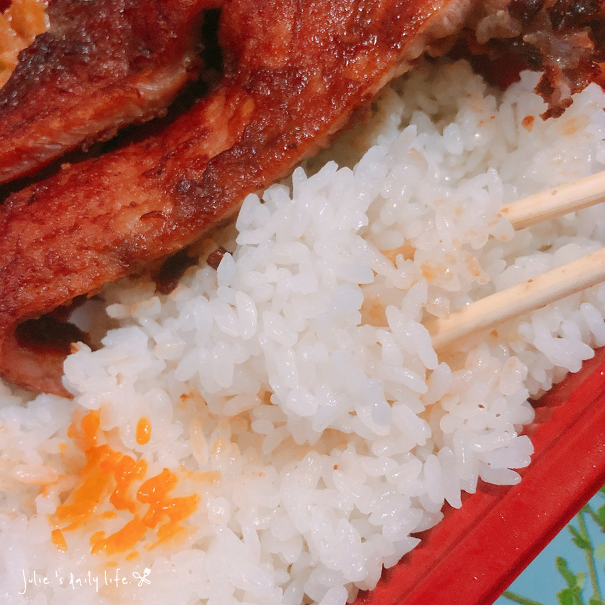 三重 便當-三盒飯包-排骨便當、雞腿炒泡麵-三和路四段便當店-外帶、外送-附菜單 @跟著Julie一起走吧