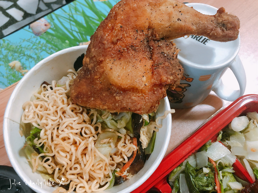 三重 便當-三盒飯包-排骨便當、雞腿炒泡麵-三和路四段便當店-外帶、外送-附菜單 @跟著Julie一起走吧