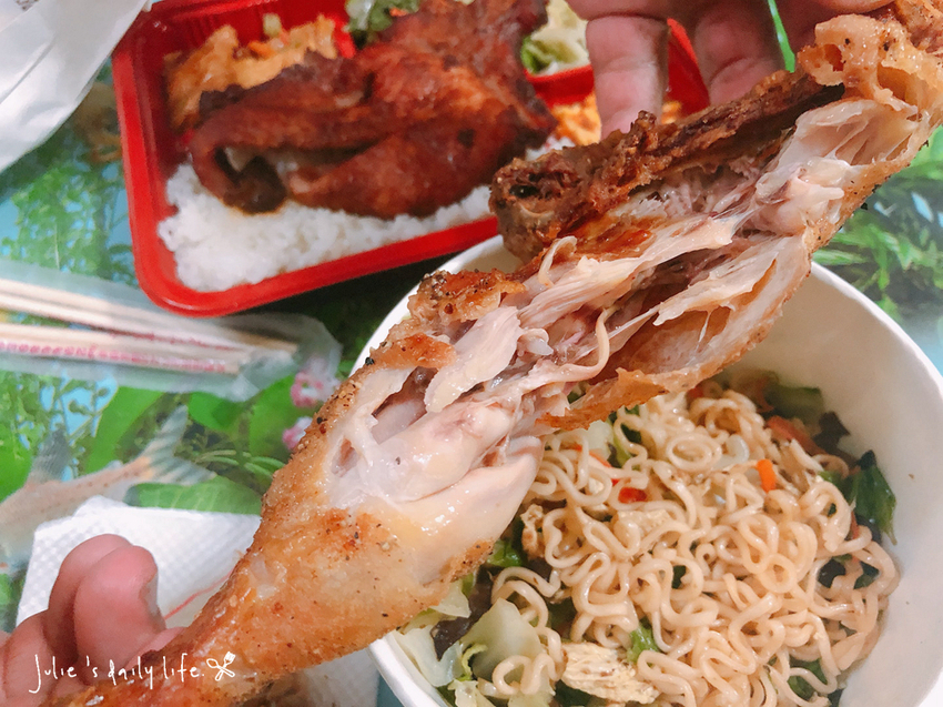 三重 便當-三盒飯包-排骨便當、雞腿炒泡麵-三和路四段便當店-外帶、外送-附菜單 @跟著Julie一起走吧