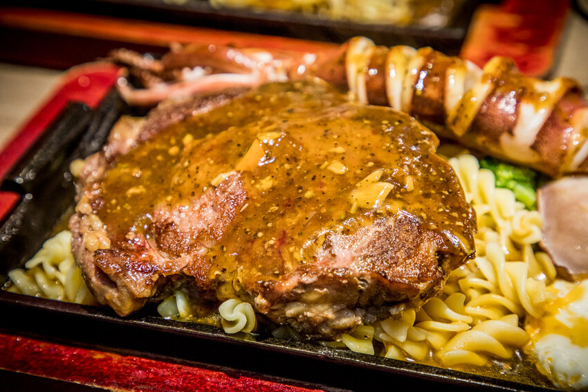 桃園市中壢區紅吱吱平價牛排館-新生店｜開到半夜三點的牛排館，夜市牛排價位吃大塊牛排，還外掛自助吧吃到飽