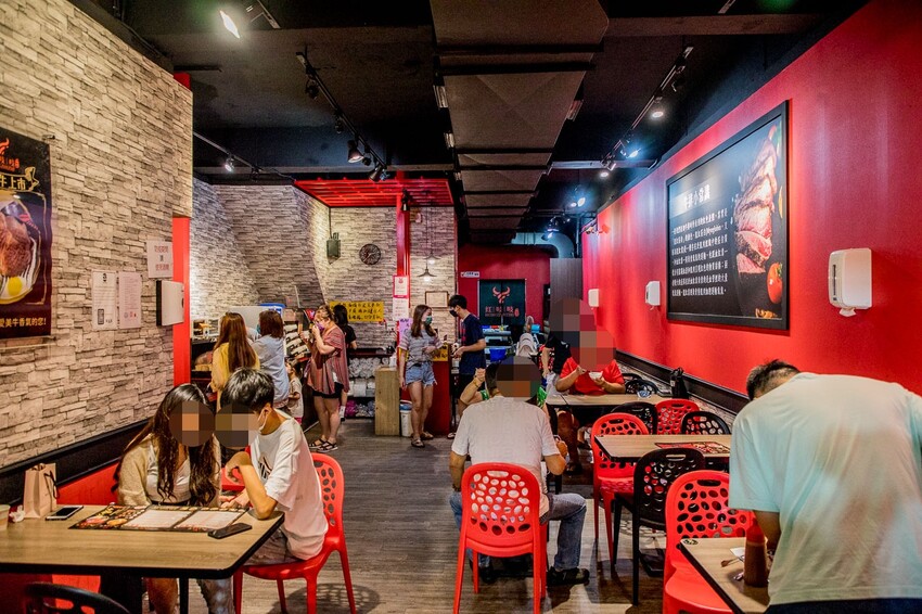 桃園市中壢區紅吱吱平價牛排館-新生店｜開到半夜三點的牛排館，夜市牛排價位吃大塊牛排，還外掛自助吧吃到飽