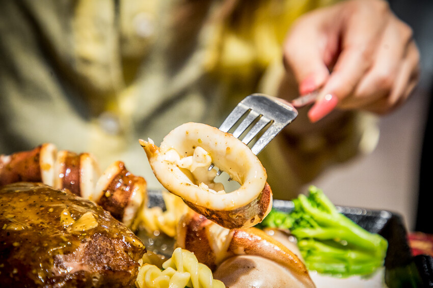 桃園市中壢區紅吱吱平價牛排館-新生店｜開到半夜三點的牛排館，夜市牛排價位吃大塊牛排，還外掛自助吧吃到飽