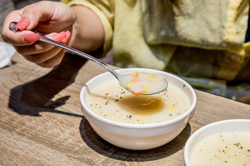 桃園市中壢區紅吱吱平價牛排館-新生店｜開到半夜三點的牛排館，夜市牛排價位吃大塊牛排，還外掛自助吧吃到飽
