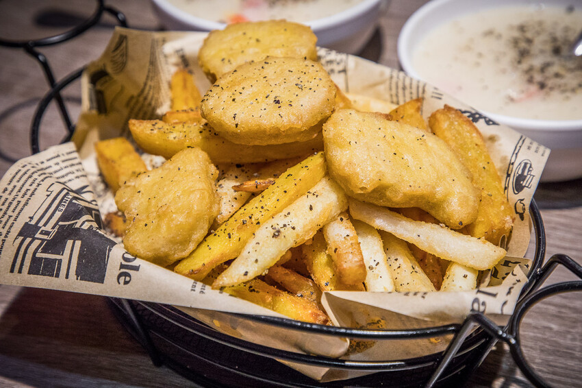 桃園市中壢區紅吱吱平價牛排館-新生店｜開到半夜三點的牛排館，夜市牛排價位吃大塊牛排，還外掛自助吧吃到飽