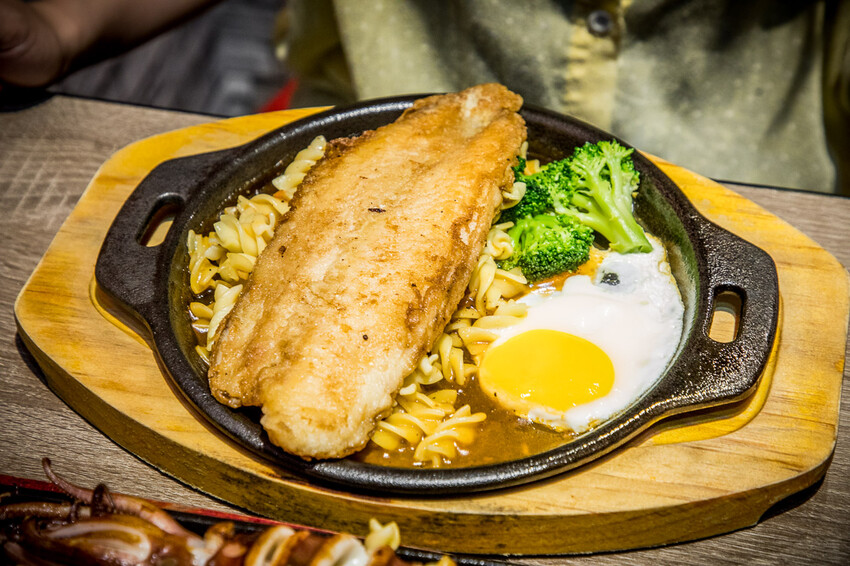 桃園市中壢區紅吱吱平價牛排館-新生店｜開到半夜三點的牛排館，夜市牛排價位吃大塊牛排，還外掛自助吧吃到飽