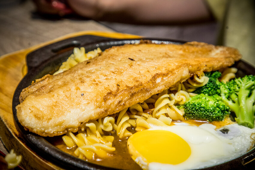 桃園市中壢區紅吱吱平價牛排館-新生店｜開到半夜三點的牛排館，夜市牛排價位吃大塊牛排，還外掛自助吧吃到飽