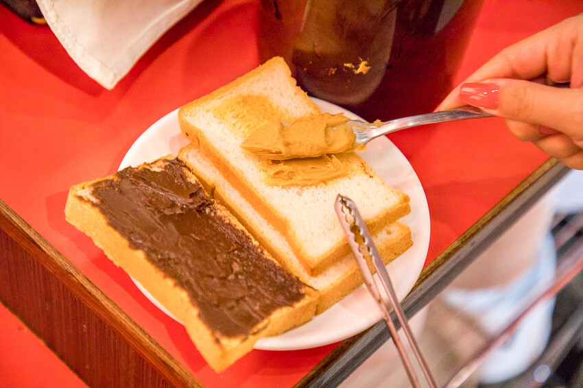 桃園市中壢區紅吱吱平價牛排館-新生店｜開到半夜三點的牛排館，夜市牛排價位吃大塊牛排，還外掛自助吧吃到飽